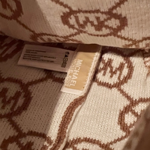 Women’s Michael Kors MK Logo Cuffed Signature Beanie with Tag - Picture 3 of 3